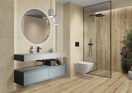 Drewno i beżowy kamień i łazience z kabiną walk-in