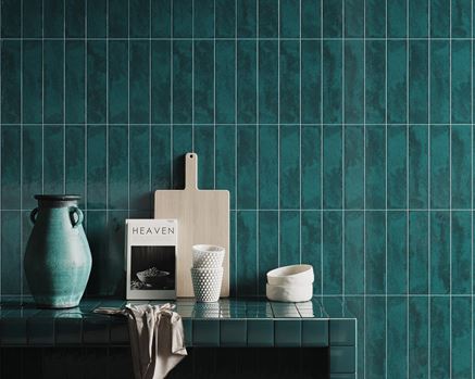 Ściana w kuchni w morskich płytkach