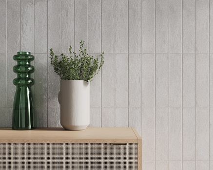 Jasnoszare cegiełki w wykończeniu ściany w salonie