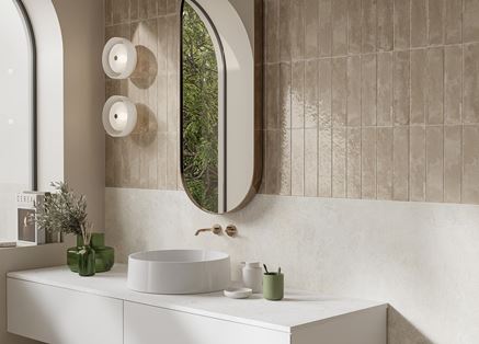 Ściana w łazience w beżowych cegiełkach z kolekcji Cerrad Palette