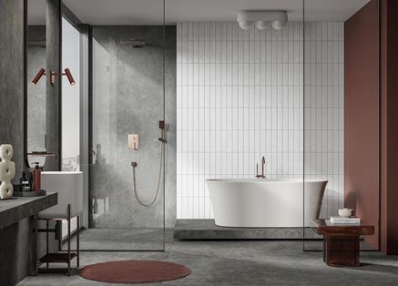 Jasne cegiełki i antracytowy beton w wykończeniu łazienki