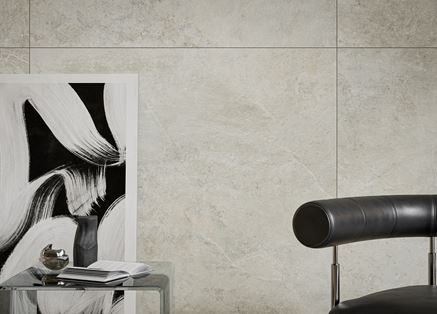 Ściana w salonie w wielkoformatowym kamieniu Cerrad Softstone