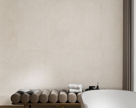 Jasny gres na ścianie w łazience