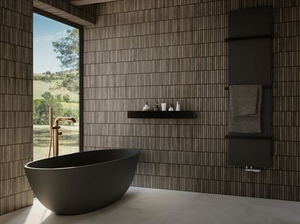 Łazienka z dużym oknem w brązowych stickach