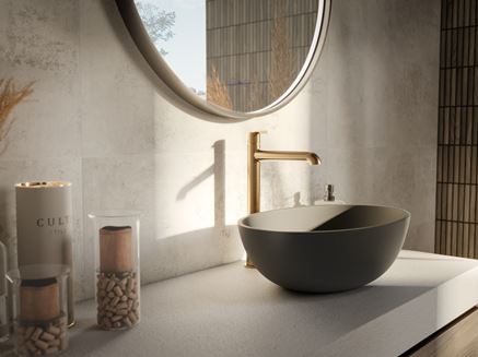 Czarna umywalka w łazience w betonie