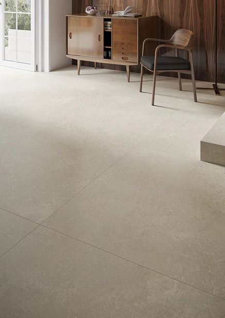 Detal kremowej podłogi w przedpokoju