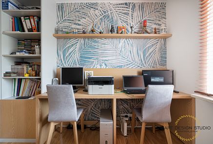 Stanowiska home office na tle biało-niebieskiej tapety