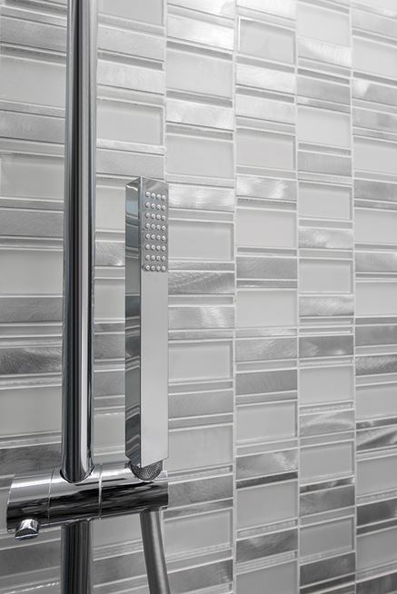 Strefa prysznicowa wykończona białą mozaiką Dunin Metallic