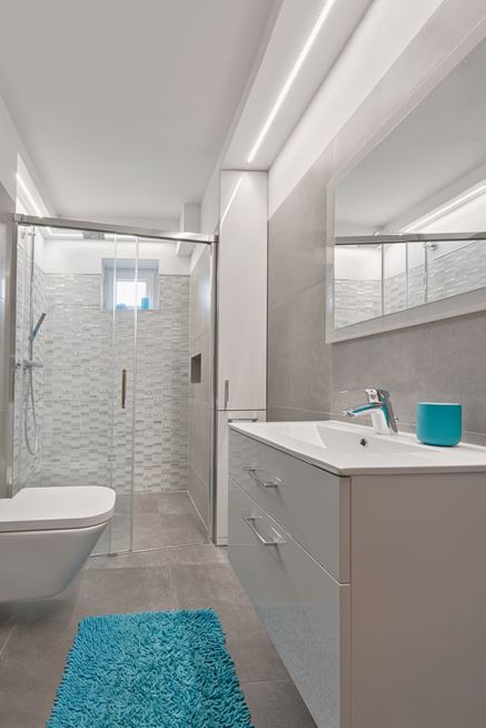 Szaro-biała łazienka z mozaikowym wykończeniem Dunin Metallic