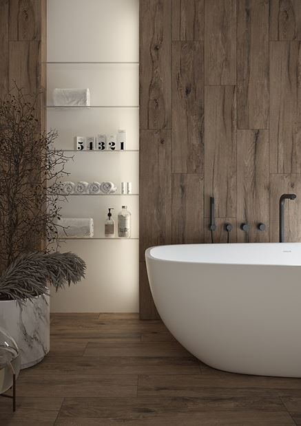Nowoczesna łazienka wykończona płytkami z wzorem drewna