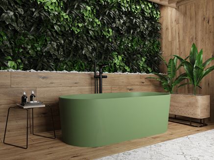 Natura i drewno w łazience w zieloną wanną