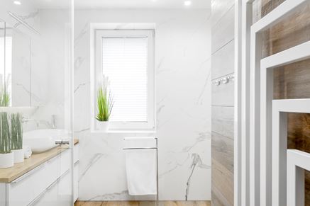 Biała łazienka z oknem w marmurze