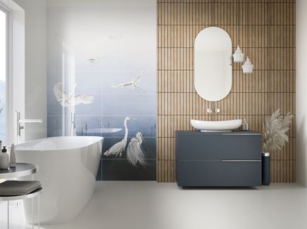 Jasna łazienka z dekoracyjnym obrazem Tubądzin Heron