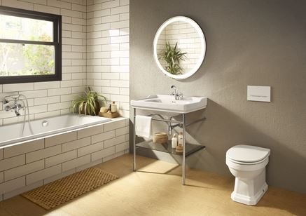 Łazienka w białych kafelkach z drewnianą podłogą