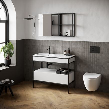 Łazienka z podłogą ze wzorem jodełki i mozaikową ścianą