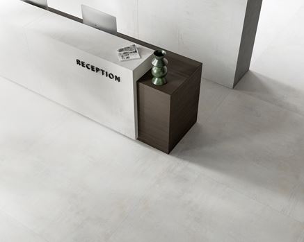 Ściana i podłoga w hotelu w wykończeniu płytkami Cerrad Identity Pearl