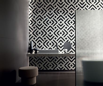 Mozaikowa ściana w czarno-białej łazience Tubądzin Balance Stone