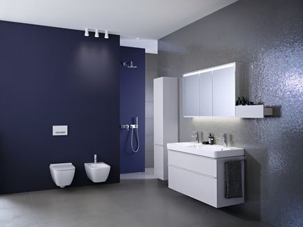 Granatowa łazienka z błyszczącą ścianą