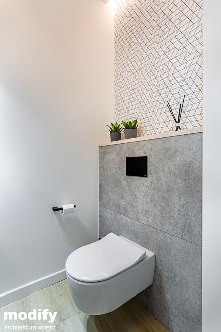 Toaleta z geometryczną tapetą