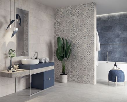 Szaro-niebieska łazienka z patchworkową ścianą