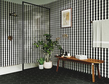 Czarno-biała łazienka z mozaikową ścianą