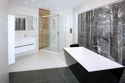 Nowoczesna łazienka z dekoracyjną ścianą