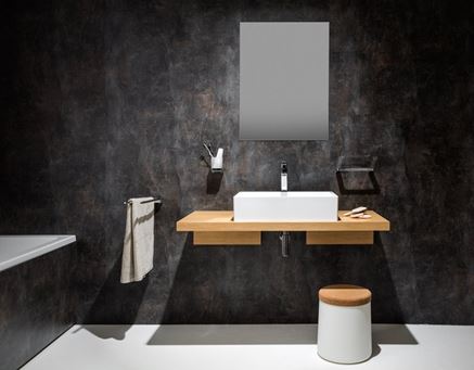 Aranżacja łazienki w ciemnej kolorystce z białą ceramiką