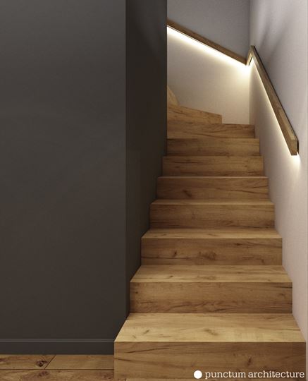 Drewniane schody z podświetlaną balustradą