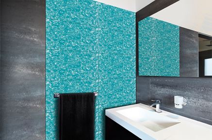 Ściana w łazience w niebieskiej płytce z kolekcji Dunin Lunar