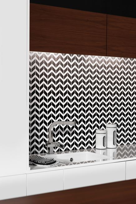 Ściana nad blatem kuchennym w czarno-białej mozaice Dunin Black&White