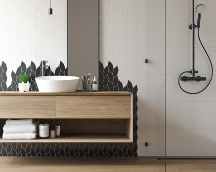 Czarno-białe mozaikowe wykończenie ściany w łazience