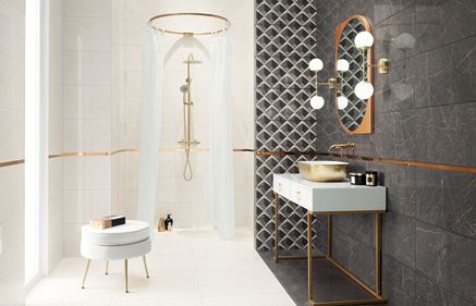 Biało-szary kamień  i dekoracyjna ściana w łazience ze złotymi dodatkami