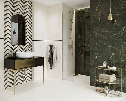 Czarno-biała łazienka w marmurze z jodełkową ścianą Paradyż Fancy