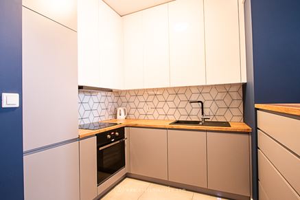 Biało-granatowa kuchnia z geometrycznymi dekorami