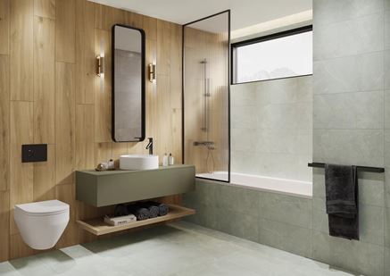 Brązowe drewno i szary kamień w łazience z wanną z parawanem