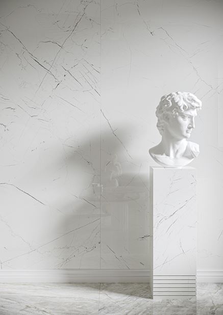 Detal wielkoformatowego marmuru w białym salonie
