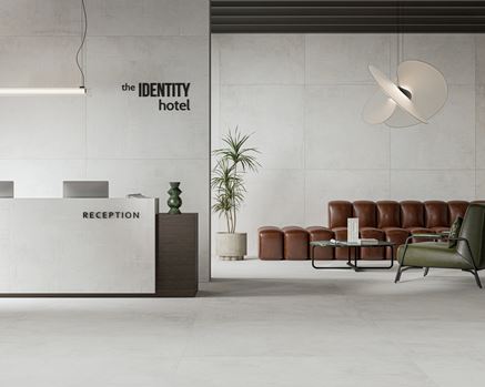 Recepcja hotelowa w jasnym betonie