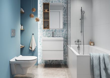 Biało-niebieska łazienka z dekoracyjnymi patchworkami