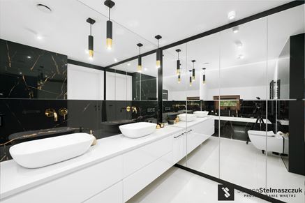 Biało-czarna łazienka z ogromnymi lustrami