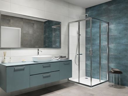 Niebieska łazienka z dodatkiem szarości w nowoczesnym stylu