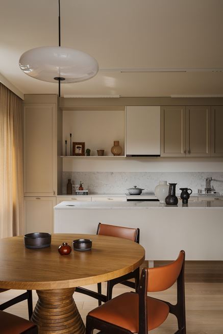 Elegancka kuchnia w beżu i kamieniu