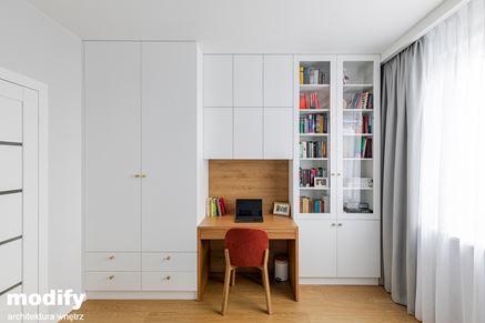 Gabinet z białą biblioteczką i szafą