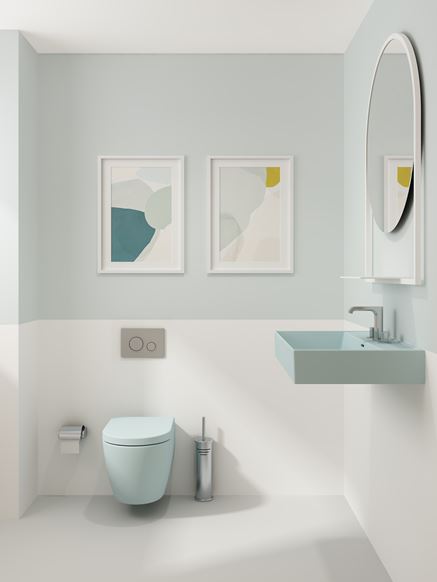 Nowoczesna łazienka w jasnych kolorach z błękitną ceramiką