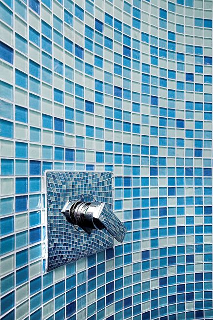 Niebieska mozaika Dunin Glass Mix w strefie prysznicowej