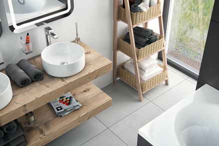Łazienka z drewnem i białą ceramiką umywalkową Excellent Ovia