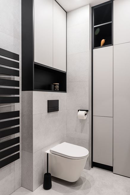 Aranżacja strefy toaletowej w łazience z płytkami inspirowanymi betonem