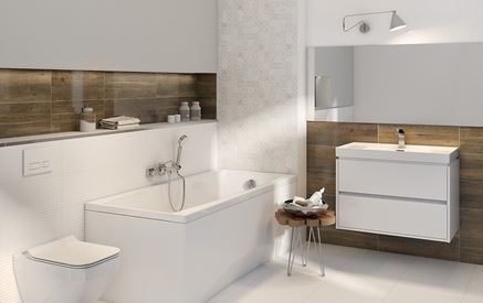 Biała łazienka z brązowymi, drewnianymi akcentami