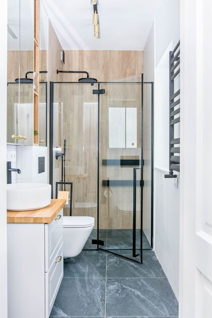 Wąska łazienka z dużym prysznicem i szarymi kaflami na podłodze