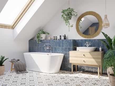 Niebieskie kafelki i patchwork w łazience na poddaszu