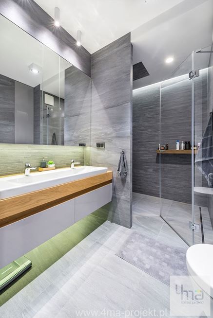 Szara łazienka z podwójną umywalką i prysznicem